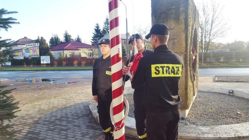 Uroczyste podniesienie flagi państwowej