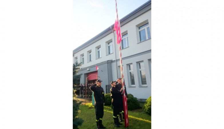 Uroczyste podniesienie flagi państwowej