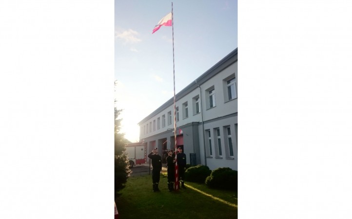 Uroczyste podniesienie flagi państwowej