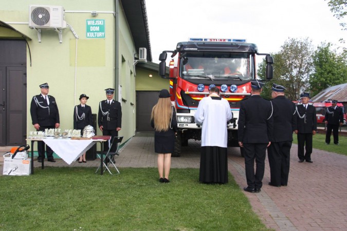 Uroczystość przekazania samochodu dla OSP Przywory Duże