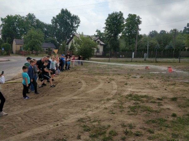 Wakacyjne spotkania ze strażakami