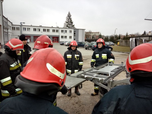 sprawianie noszy na drabinie mechanicznej
