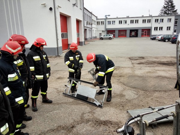 sprawianie noszy na drabinie mechanicznej