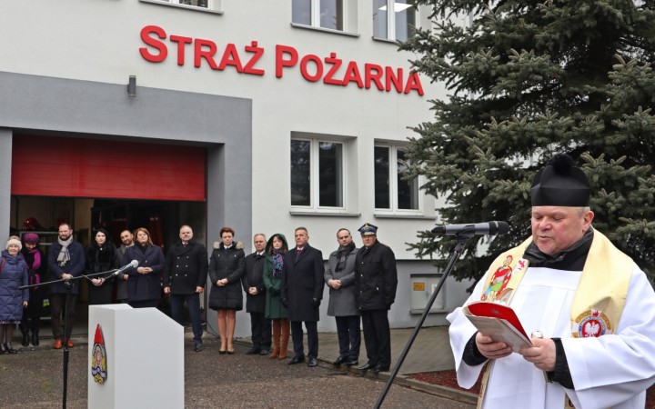 Uroczyste przekazanie samochodów i sprzętu