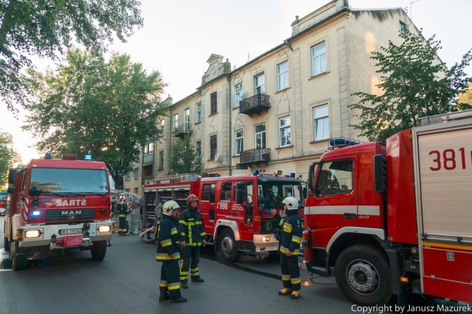 Pożar poddasza kamienicy /fot. J.Mazurek