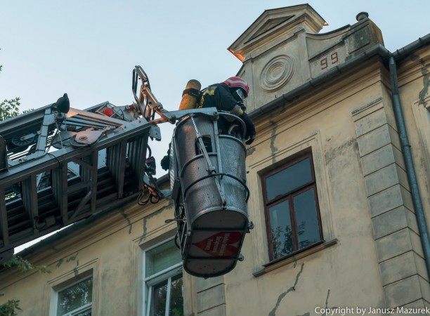 Pożar poddasza kamienicy /fot. J.Mazurek
